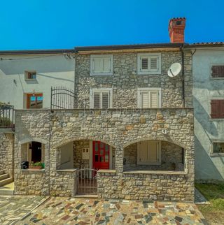 Območje Brtonigle, kamnita hiša z velikim dvoriščem