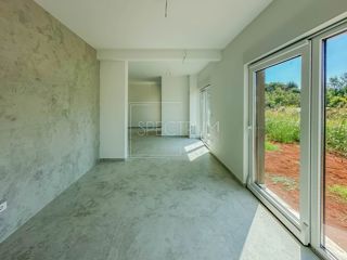 Tar, prostorno pritlično stanovanje z vrtom