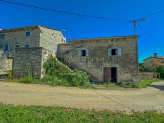 Okolica Višnjana, kamnita hiša z začeto prenovo