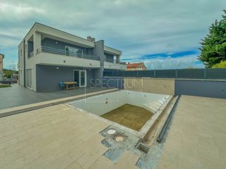 Novigrad, polsamostojna hiša z bazenom