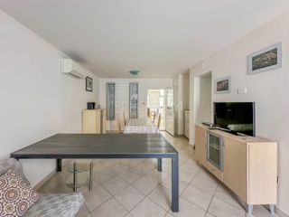 Okolica Novigrada, prostorno stanovanje 400 m od morja