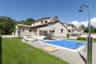 Območje Tinjana, samostojna hiša z bazenom na mirni lokaciji