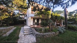 Punat, samostojna hiša s 3 apartmaji, le 80 m od morja!
