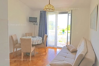 Malinska, apartmajska hiša z garažo in razgledom! Odlična lokacija!