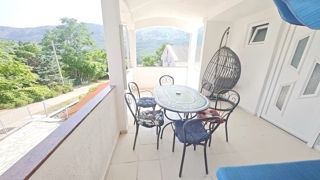 Baška, hiša s 4 apartmaji na mirni lokaciji!