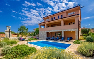 Krk, okolica, samostojna hiša s 3 apartmaji, bazen, garaža, igralnica, vinska klet
