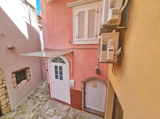 Krk, polsamostojna hiša na odlični lokaciji tik ob morju!