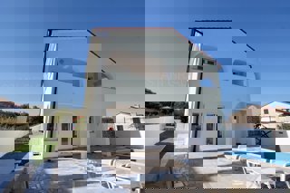 Malinska, atraktivna hiša z bazenom, na prodaj