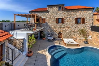 Vrbnik, okolica, samostojna kamnita vila z bazenom