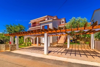 Krk, okolica, samostojna hiša s 3 apartmaji na mirni lokaciji!
