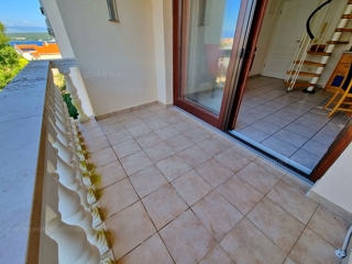 Malinska, prodaja dvoetažni apartma na atraktivni lokaciji, 400 m od morja!