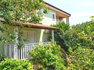 Baška, polsamostojna hiša z dvema apartmajema in vrtom!