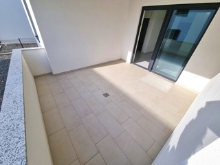 Novi Vinodolski, novo pritlično stanovanje z lastnim vrtom!