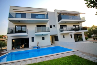 Malinska, nov dupleks apartma z bazenom, 200 m od morja !!