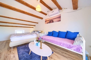 Vrbnik center, hiša z dvema apartmajema in pogledom na morje!