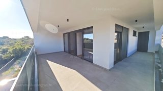 Mesto Krk, dvoetažni apartma s strešno teraso in bazenom!