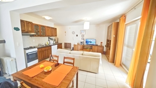 Krk, pritlični apartma z vrtom na odlični lokaciji!