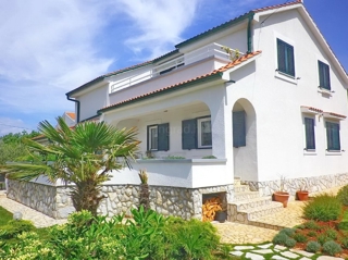 Okolica Krka, samostojna hiša s prostornim vrtom in razgledom!