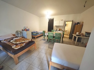 Omišalj, pritličje hiše in klet na odlični lokaciji!