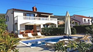 Punat, samostojna hiša z dvema stanovanjskima enotama in bazenom!