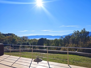 Območje Krka, stanovanje v pritličju s pogledom na morje!