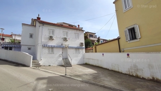 Crikvenica center, hiša z garsonjero 50 m od morja!