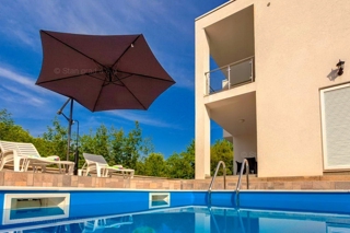 Malinska, dvoetažni apartma z bazenom na mirni lokaciji!