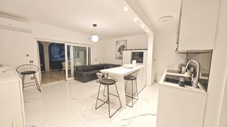 Malinska, pritlični apartma s prostorno teraso!