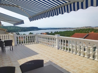 Omišalj, hiša z več apartmaji v neposredni bližini morja!