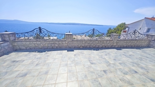 Crikvenica, samostojna vila s 4 stanovanjskimi enotami, blizu morja!