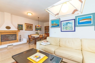 Punat, dvojček s 5 apartmaji v neposredni bližini morja!