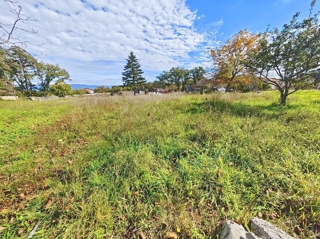 Dobrinj, prostorno gradbeno zemljišče pravilne oblike na mirni lokaciji!