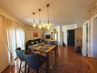 Malinska območje, dva apartmaja z vrtom in parkirnim mestom!