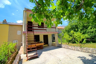 Baška, okolica, kamnita hiša v nizu z lepim vrtom