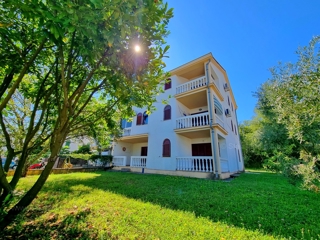 Malinska, opremljen apartma v prvem nadstropju blizu plaže!