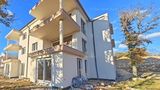 Njivice, apartma v pritličju novogradnje s pogledom na morje!