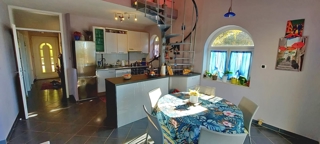 Omišalj, samostojna hiša s 4 apartmaji blizu plaže!