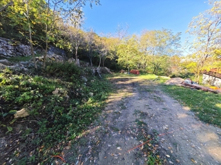 Baška, zazidljivo zemljišče z manjšo hišo na mirni lokaciji!