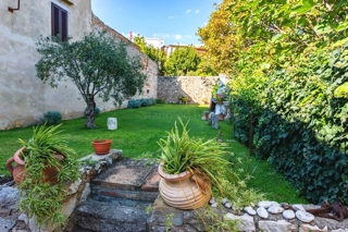 Baška, prenovljeno stanovanje v starem jedru, 50 m od morja!