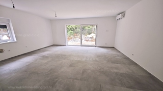 Uvala Soline, novogradnja, pritlični apartma z vrtom, prodamo!