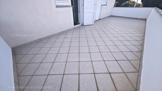 Šilo, apartma v 1. nadstropju hiše, 80 m od morja!