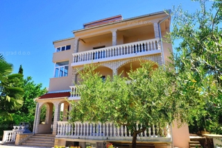 Malinska, samostojna hiša s 6 apartmaji na odlični lokaciji!