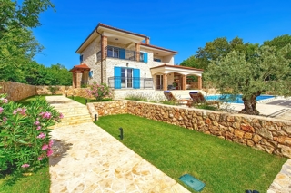 Dobrinj, mediteranska vila s prostornim vrtom in bazenom!