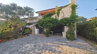 Krk, samostojna hiša s 3 apartmaji v neposredni bližini morja!