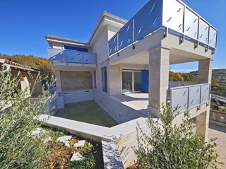 Vrbnik, moderna hiša z razgledom na mirni lokaciji!