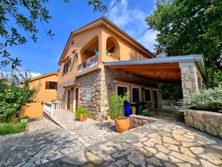 Otok Krk, Malinska, prodaja hiša s poslovnim prostorom na odlični lokaciji!