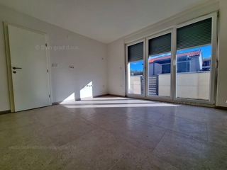 Malinska, apartma/garaža v pritličju s teraso, prodamo!