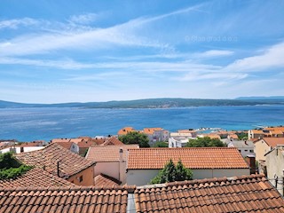 Crikvenica, stanovanje v hiši v 1. nadstropju, v procesu prenove!