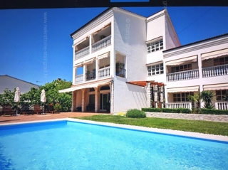 Malinska, apartmajska hiša z 9 apartmaji in bazenom, blizu morja!