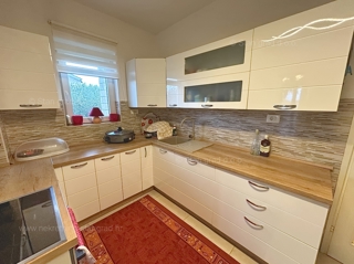 Malinska, opremljena hiša s 5 apartmaji v neposredni bližini morja!